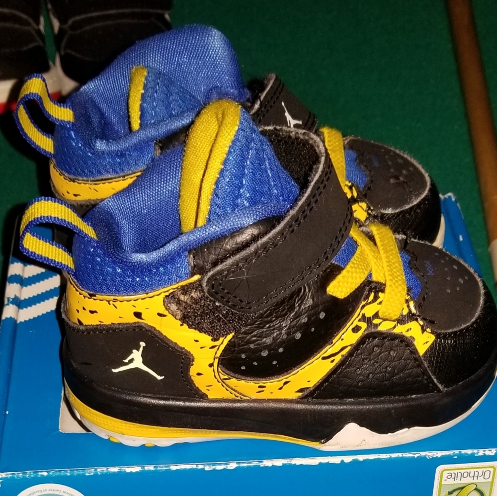 EUC Toddler Jordan's size 4